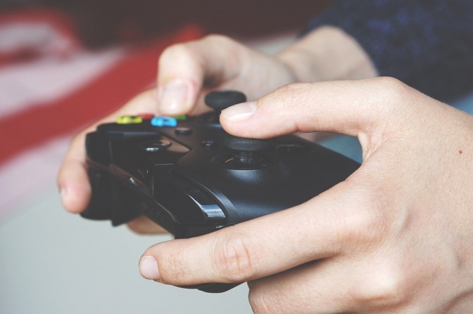 Zwei Hände bedienen den Controller eines Videospiels