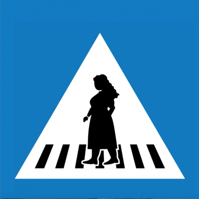 Ein Straßenschild mit einem weiblichen Piktogramm, das einen Zebrastreifen überquert. Die Frau ist. rundlich und langhaarig.