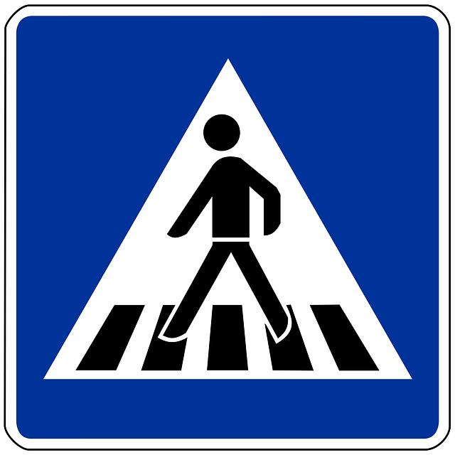 Ein Stra0enschild für einen Fußgängerüberweg. Das Piktogramm eines Mannes überquert einen Zebrastreifen.