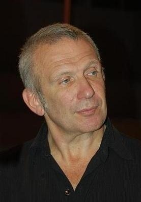 Jean Paul Gaultier mit sehr kurzen, hellen Haaren in einem dunklen Hemd