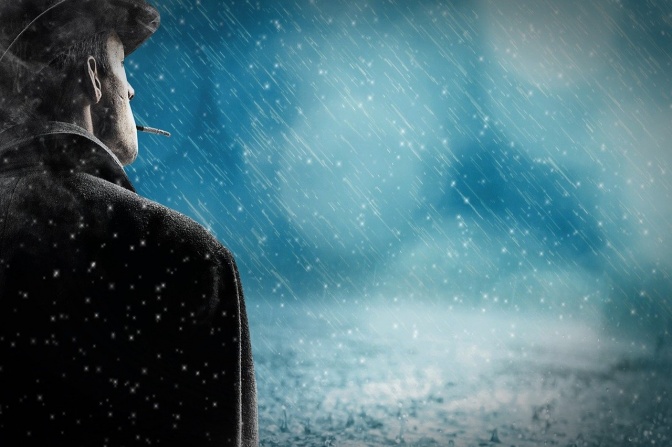 Ein Mann mit Hut hat eine Zigarette komplett zu Asche runtergetaucht, steht da und beobachtet das Regenwetter.