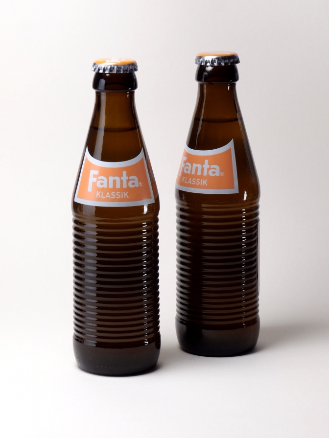 2 Flaschen Fanta in geriffelten Glasflaschen mit dem Fanta-Logo der 1970er Jahre
