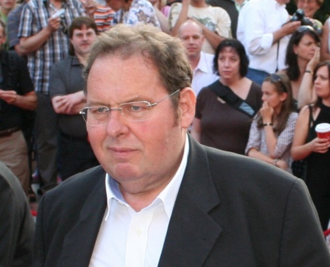 Ottfried Fischer mit kurzen, welligen braunen Haaren in Hemd und Sakko.