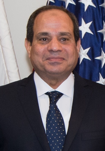 Abd al-Fattah as-Sisi lächelnd und in Anzug und Krawatte vor einer amerikanischen Flagge