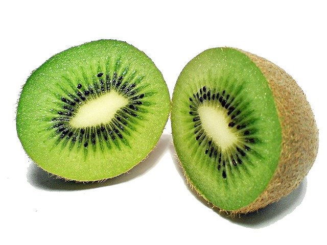 Eine in 2 Hälften geschnittene Kiwi