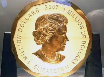 Eine sehr große Goldmünze mit dem Gesicht von Queen Elisabeth in einem Aufsteller