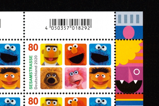 Briefmarken mit Figuren aus der Sesamstraße, unter anderem Ernie, Bert, Krümelmonster und Elmo.