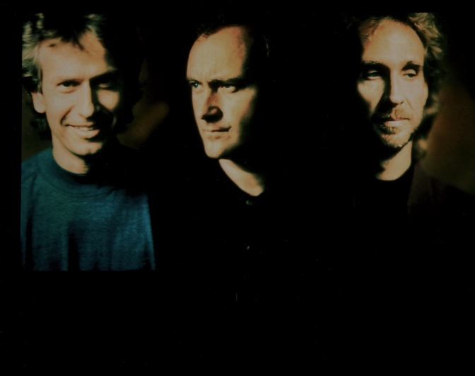 Die 3 Gesichter der Bandmitglieder Genesis in der Totalen