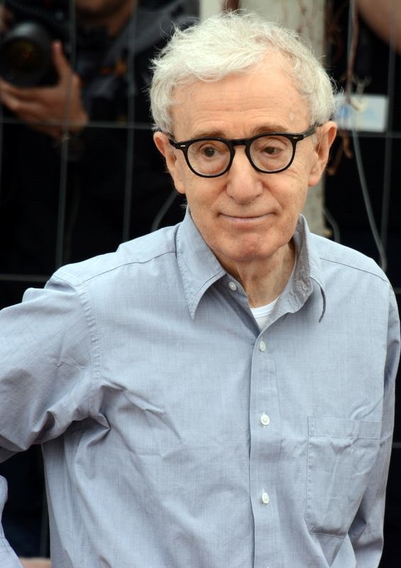 Woody Allen mit weißen Haaren und Brille. Er trägt ein Hemd.