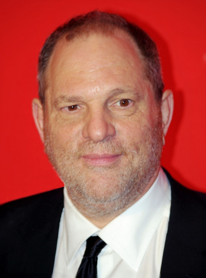 Harvey Weinstein mit kurz rasierten Haaren und Dreitagebart. Er trägt Anzug und eine schmale Krawatte.