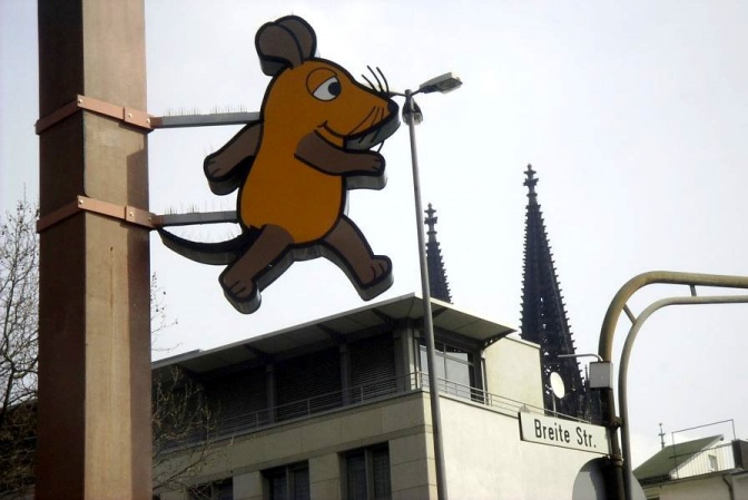 Eine Maus-Figur außen am WDR-Gebäude in Köln