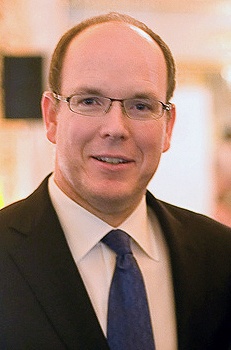 Albert von Monaco mit Stirnglatze und Brille in Anzug und Krawatte.