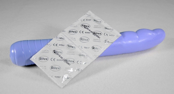 Ein Dildo und 2 Kondome in einer Plastikverpackung