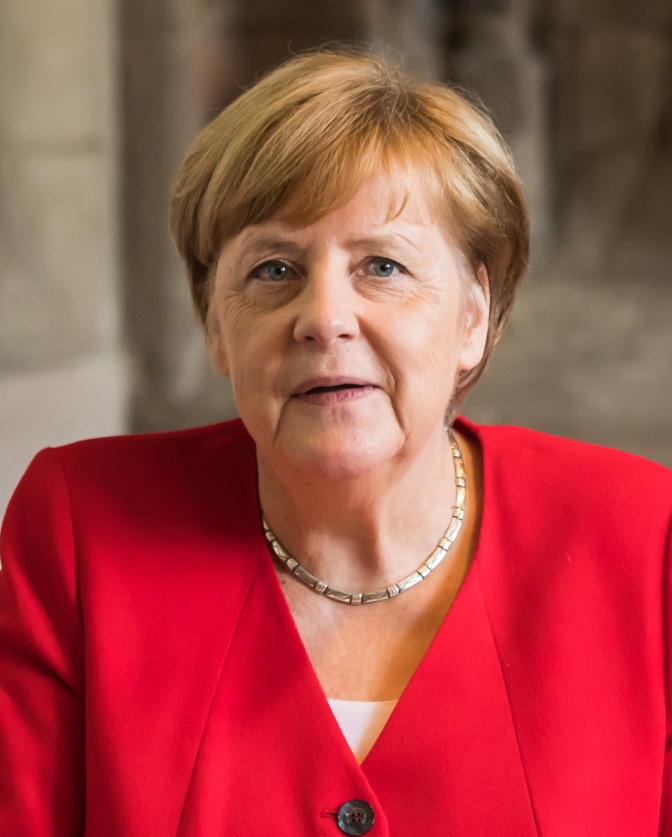 Angela Merkel mit kurzen blonden Haaren und Föhnfrisur