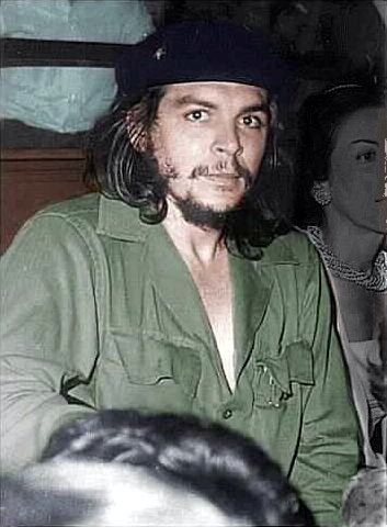 Che Guevara mit kinnlangen Haaren und Bart. Er trägt Uniform und Barett.