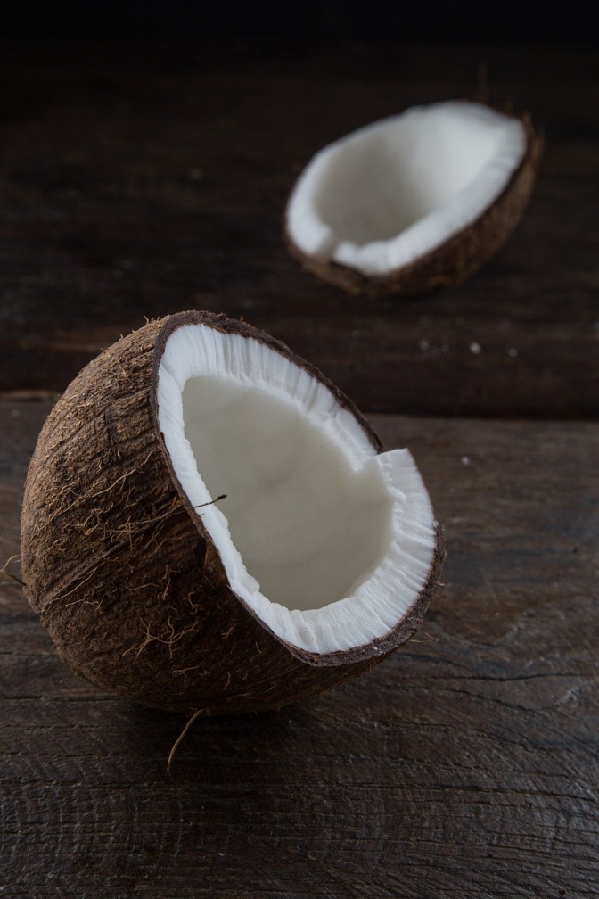Eine in 2 Hälften zerteilte Kokosnuss