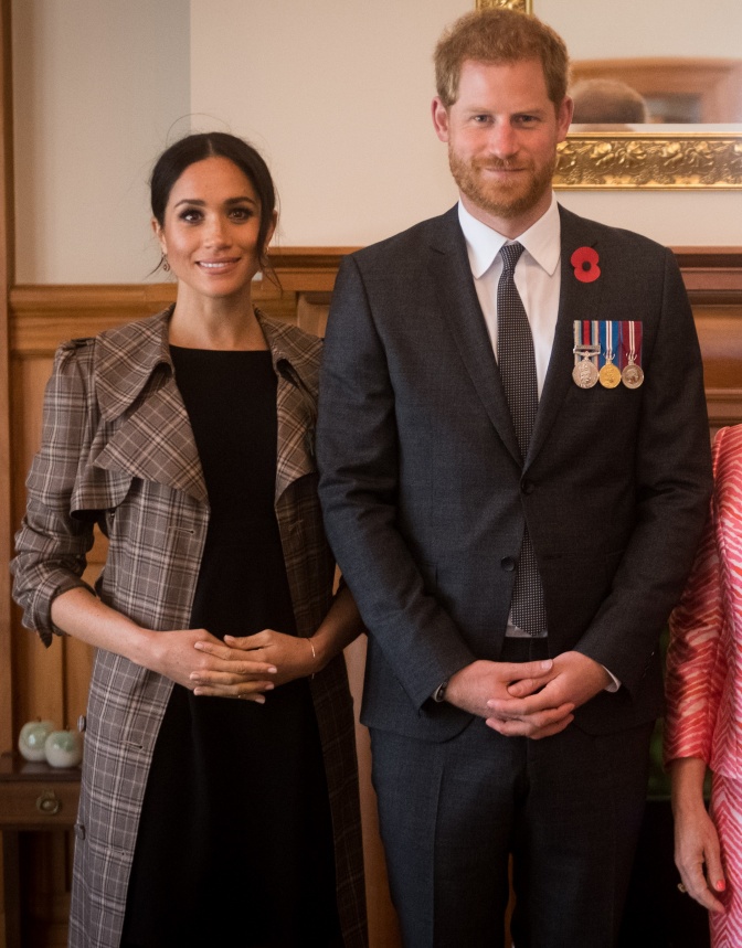 Prinz Harry und Herzogin Meghan stehen in festlicher Kleidung nebeneinander und haben die Hände vor dem Bauch zusammengelegt. Prinz Harry trägt mehrere Orden.