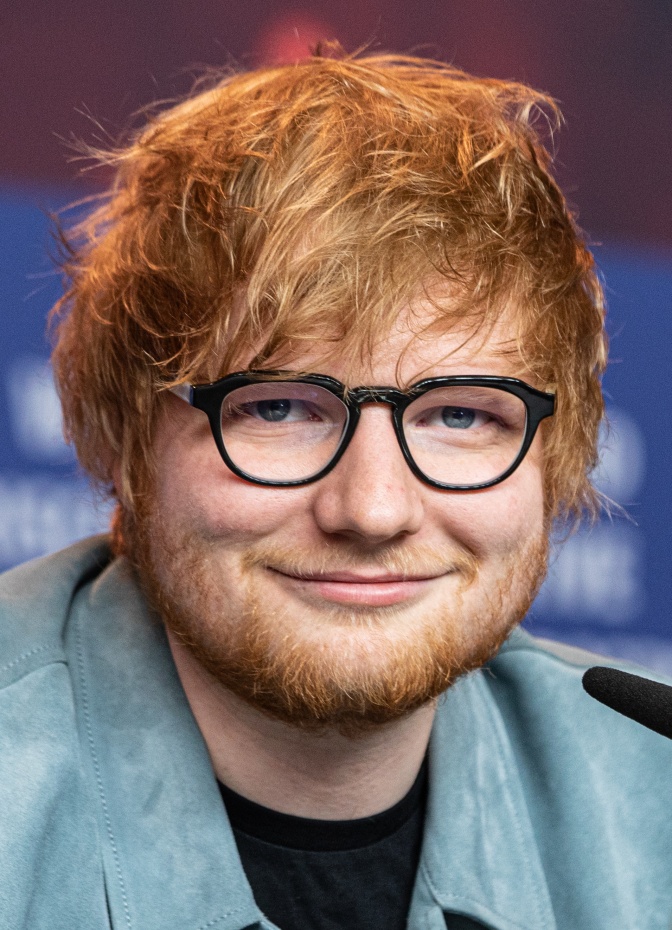 Ed Sheeran mit Pilzkopf-Frisur, Bart und Brille