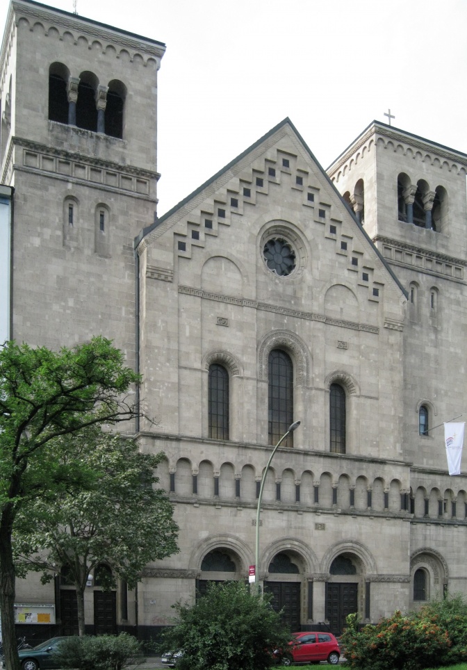 Eine Kirche aus grauen Steinen mit Platz für 3000 Menschen
