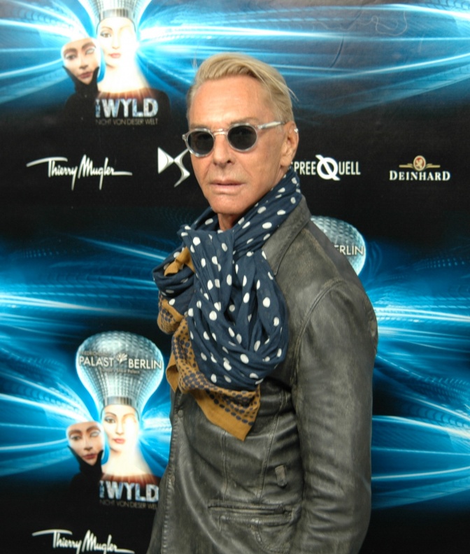 Wolfgang Joop mit dunkler Sonnenbrille und gemustertem Schal