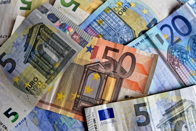 Eurogeldscheine verschiedener Werte liegen aufeinander