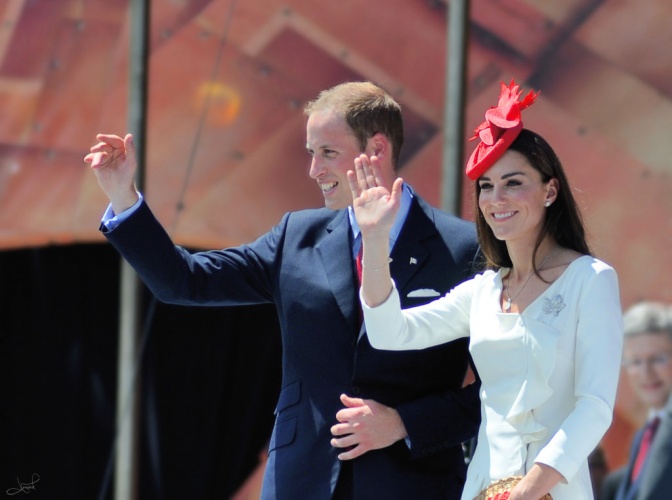 Prinz William und Herzogin Kate in festlicher Kleidung und winkend