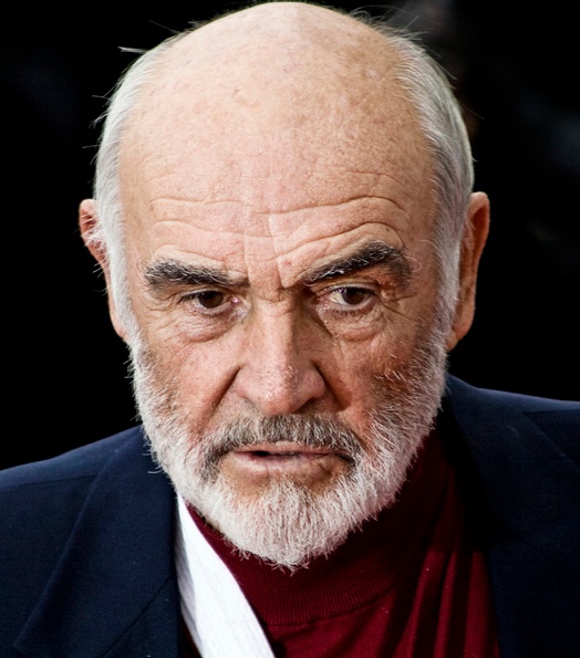 Sean Connery mit Stirnglatze und weßen Haaren. Er trägt ein schwarzes Sakko.