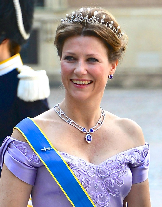 Prinzessin Märtha Louise in einem festlichen Kleid mit Schärpe, Diadem und großer Diamantkette