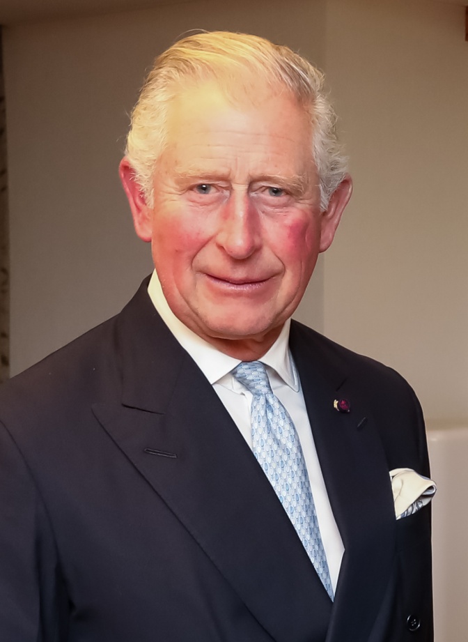 Prinz Charles mit weißen Haaren in Anzug und Krawatte