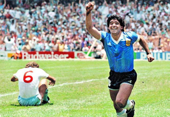 Diego Maradona läuft mit hochgestreifter Hand