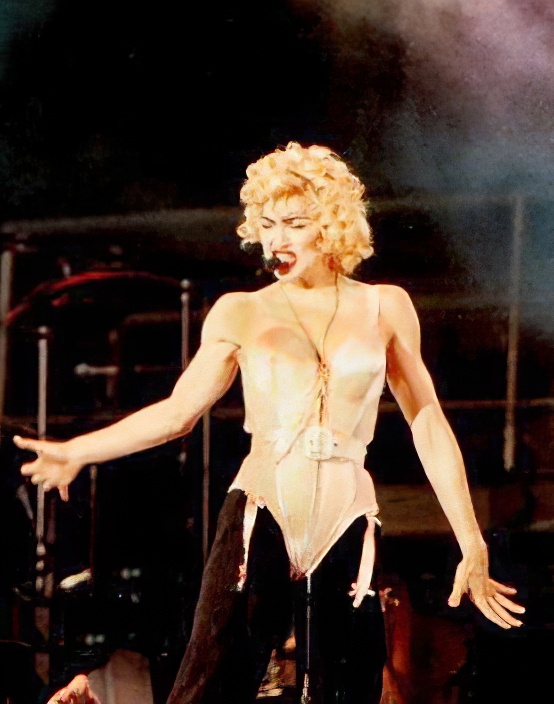 Madonna mit blonden Locken in einer Vorsage auf der Bühne