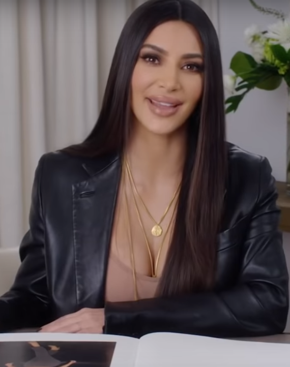 Kim Kardashian mit langen glatten Haaren in einer Lederjacke.