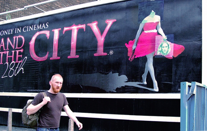 Ein LKW mit einem Werbeaufdruck und dem Schriftzug Sex and the City auf der Plane.