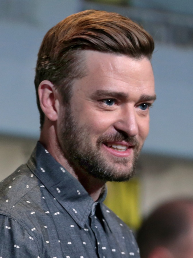 Justin Timberlake mit braunen Haaren und Vollbart. Er trägt ein gemustertes Hemd.