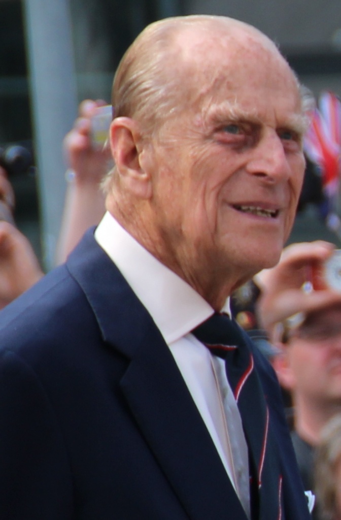 Prinz Philip mit Stirnglatze in Anzug und Krawatte