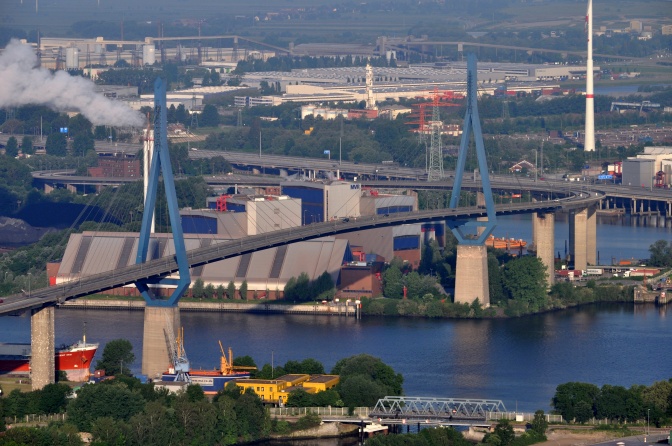 Eine geschwungene Brücke auf zwei hellblauen Stahlträgern