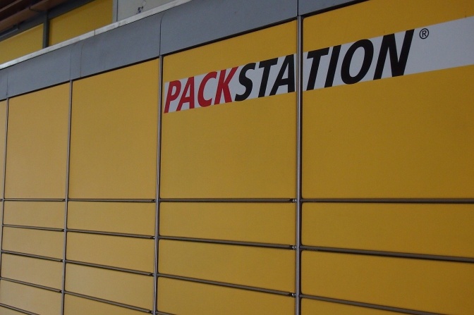 Gelbe Fächer verschiedener Größen, darüber steht das Wort Packstation.