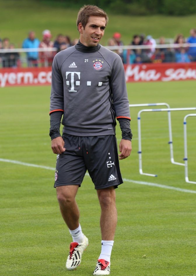 Philipp Lahm auf dem Platz in einem grauen Trikot mit dem Logo der Telekom.