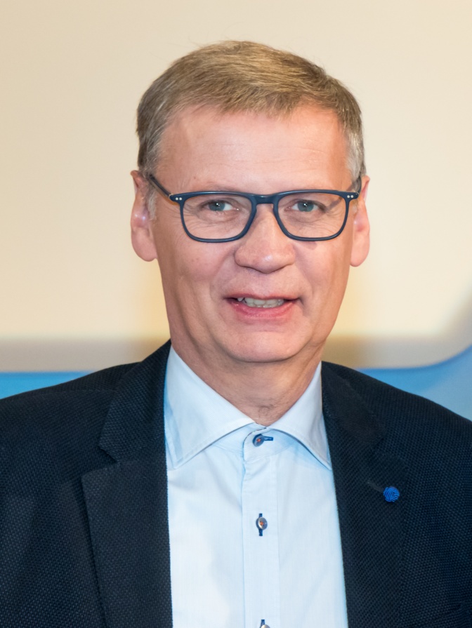 Günther Jauch mit kurzen, grauen Haaren, Brille in Hemd und Sakko