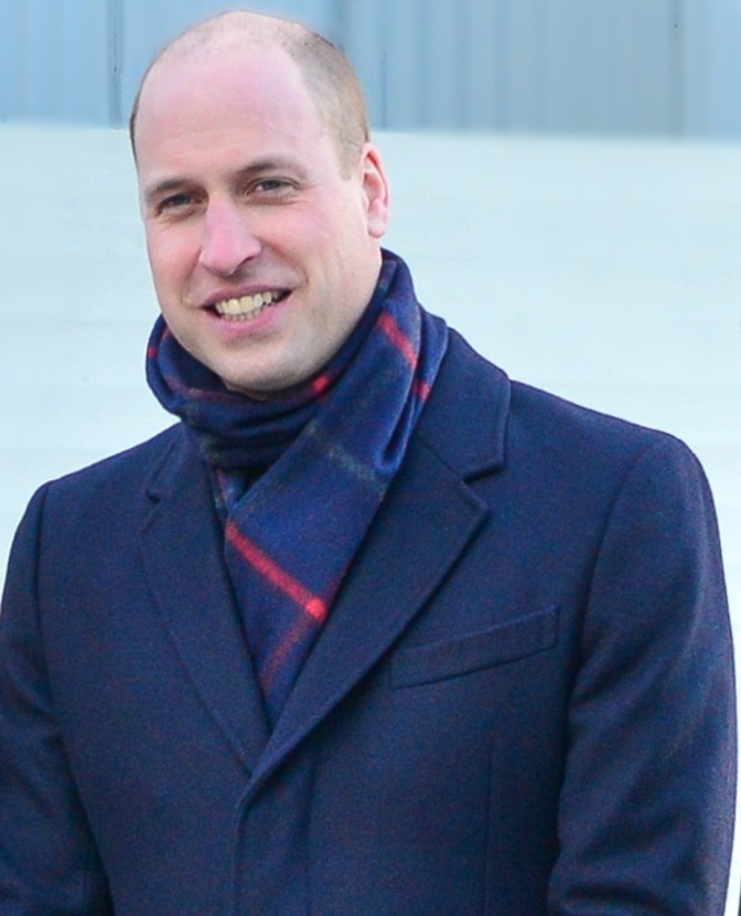 Prinz William mit Halbglatze in Mantel und kariertem Schal