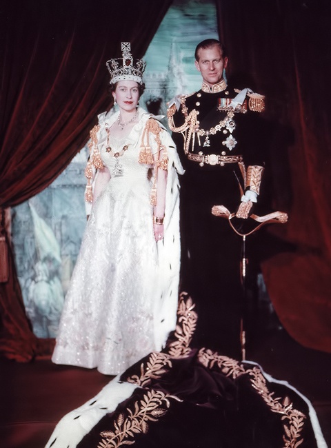 Prinz Philip und Queen Elisabeth in feierlicher Kleidung bei der Krönung.