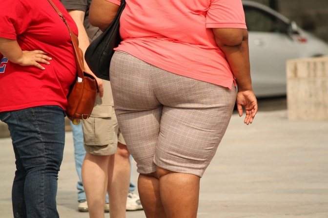 Unterköper und Beine zweier übergewichtiger Frauen in Hosen.