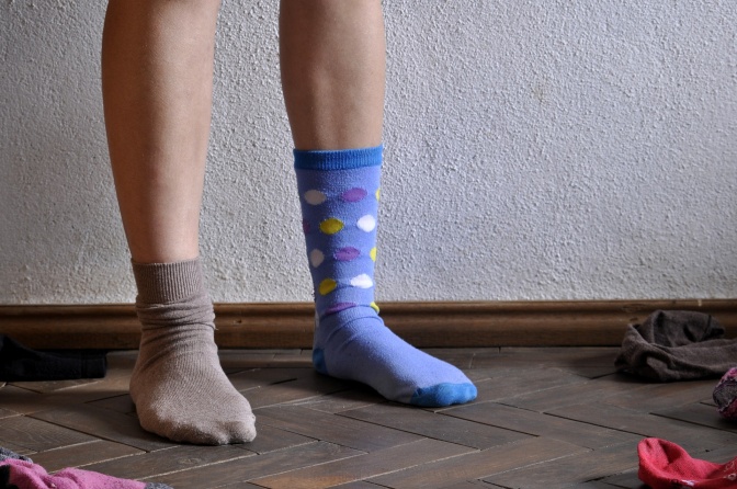 Männerfüße in 2 verschiedenen gemusterten Socken