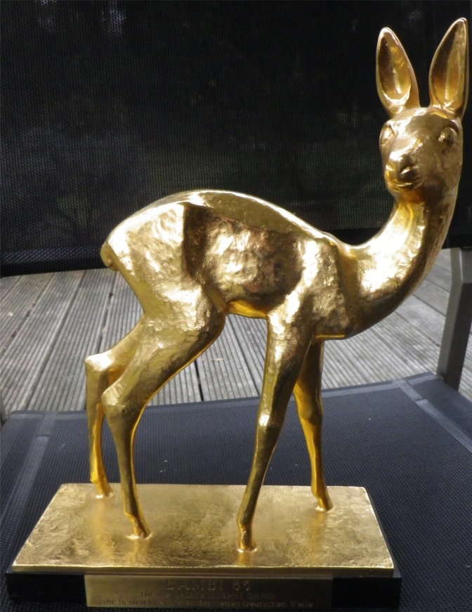 Eine goldene Reh-Figur auf einem Sockel