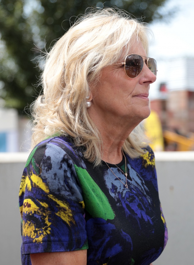 Jill Biden mit schulterlangen, grauen Haaren und Sonnenbrille im Seitenprofil
