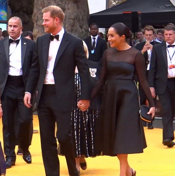 Prinz Harry und Herzogin Meghan Hand in Hand in festlicher Kleidung