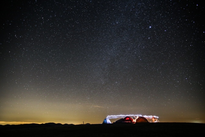 Mehrere Zelte unter Sternenhimmel