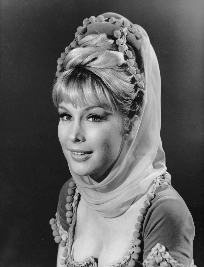 Ein schwarz-weiß-Foto von Barbara Eden in einem orientalisch Aussenden Kostüm mit einem Schleier über den Haaren