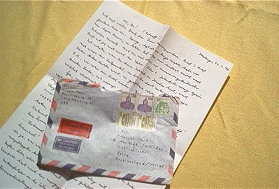 Ein handgeschriebener Brief, daran liegt ein Luftpostumschlag.