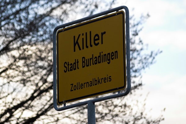 Ein Ortsschild mit dem Schriftzug: Killer - Stadt Burladingen